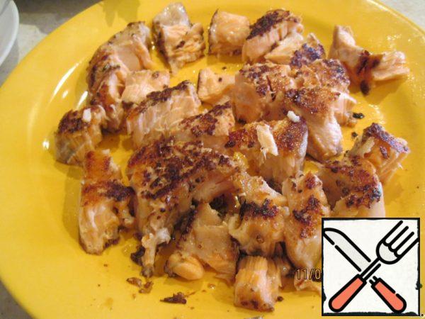 Then clean the fish from the skin and bones and disassemble into small pieces.

