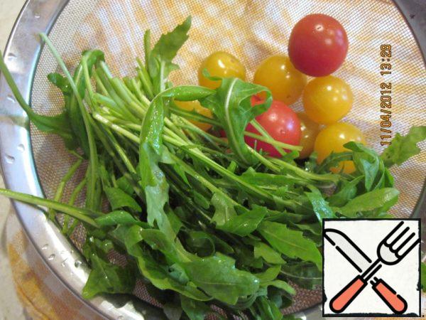 Prepare the arugula and cherry.
