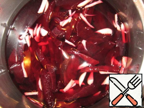 Prepare the marinade. Add salt and sugar, spices to boiling water, boil for 5 minutes. Remove from heat and add vinegar. Immediately pour in the prepared vegetables and cover. After cooling, send it to the refrigerator for a day.
