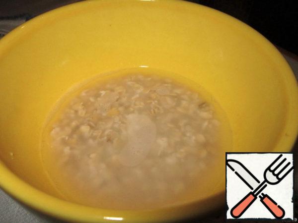 For the salad, I poured a handful of oat flakes with boiling water, covered it with a lid and after 5 minutes filtered the water, squeezed and dried the flakes. You can just fry it a little.
