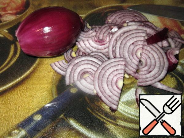 Boil the eggs and rice and cool. Cut the onion into thin half rings, marinate in vinegar if desired. In this case, the onion will be sweeter.
