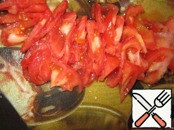 Cut tomatoes into thin rings, lettuce leaves, picked by hand, cut into small pieces.
