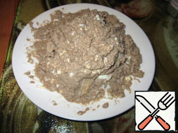 Finely chop the eggs and liver of the cod and mix.
