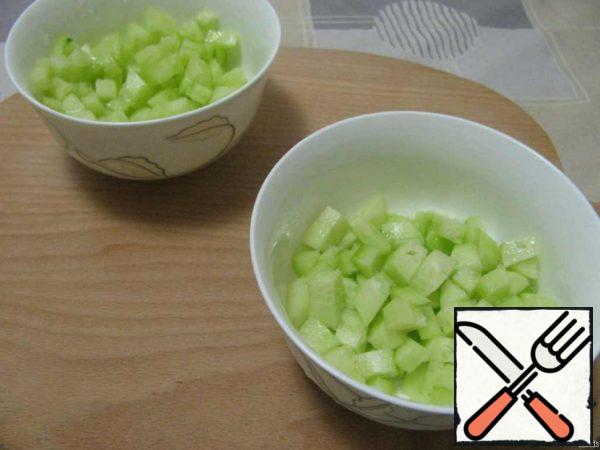 Peel the cucumber and cut into small cubes, add salt and let stand for 10 minutes.
