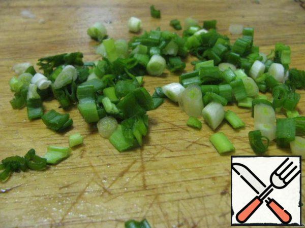 Cut the green onion into thin rings.
