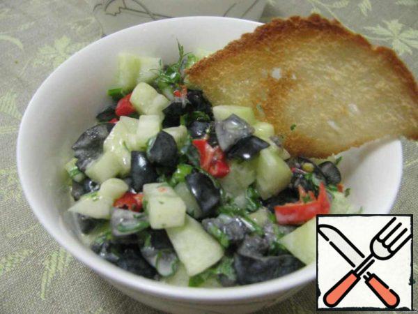 Add cucumbers, olives, chili pepper. Stir, and the salad is ready.
