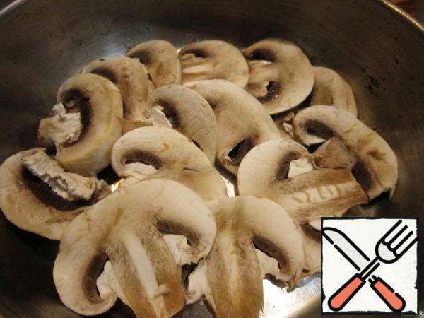 Put the seeds, and leave the oil in the pan. Meanwhile, wash and peel the mushrooms, cut into thin slices and fry in the remaining oil from the seeds. Mix the mushrooms with sunflower seeds and cool.

