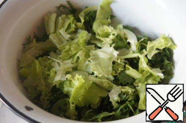 Lettuce (I had a mix, but you can take any green salad to your taste) wash, carefully shake off the water and assemble with your hands into pieces.
