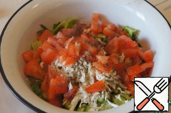 Peel the tomato from the seeds, cut into pieces and add to the salad. Add salt and pepper to taste.

