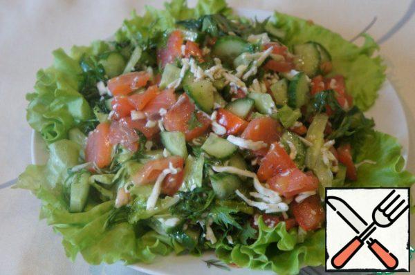 Season the salad, gently and easily mix and put the peas on a flat dish, covered with green lettuce leaves.