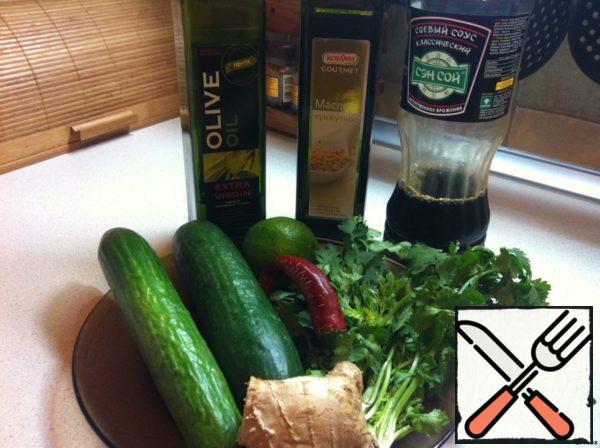 Prepare all the ingredients. Wash the greens and vegetables and dry them (excess water in the salad is not needed).
