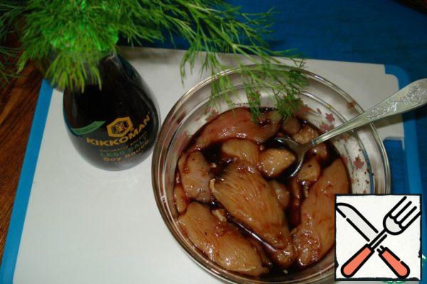 Add the chicken pieces to the marinade and leave to marinate for 20 minutes.

