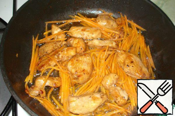 Marinated meat and carrots fry in vegetable oil for 10 minutes.
