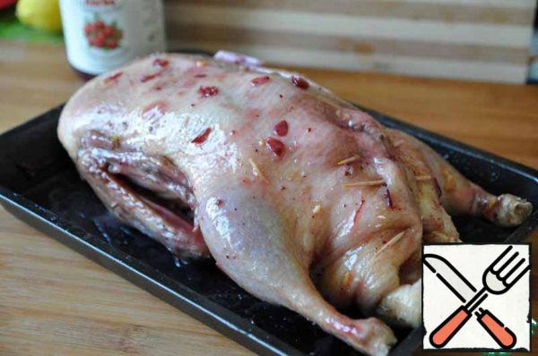 Bake the duck for 2 hours at 180 degrees.
You can take duck breasts, spread them with the mixture described above, and bake in the oven for 40 minutes at 180 degrees.
