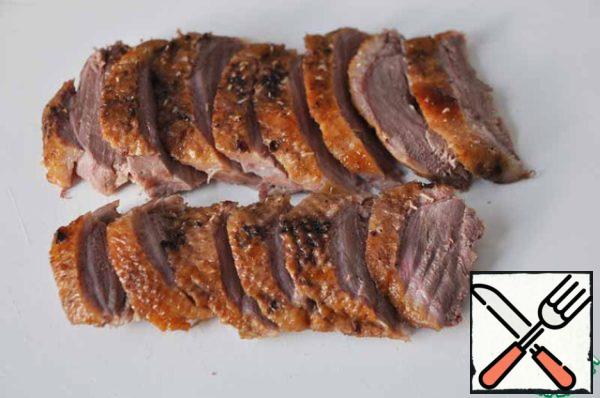 Cut the finished duck breast (still warm) diagonally into plates.
