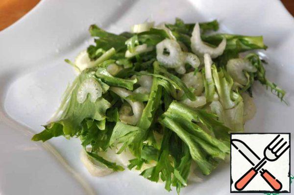 Put lettuce leaves (slightly torn) and finely chopped celery on a plate.
