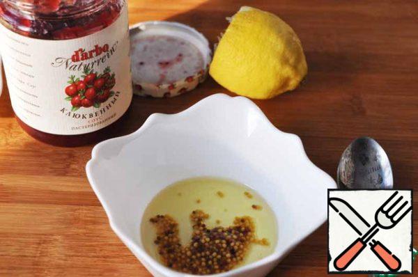 Preparing salad dressing. To do this, take cranberry sauce, lemon juice (1 tablespoon), French mustard with seeds, olive oil, salt.
