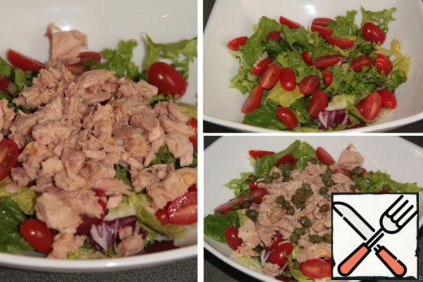 In a salad bowl, mix the salad mixture, cherry tomatoes cut in half, tuna (drain the juice) and capers.
The original salad used green and black olives, but I don't like them, so I replaced them with capers.