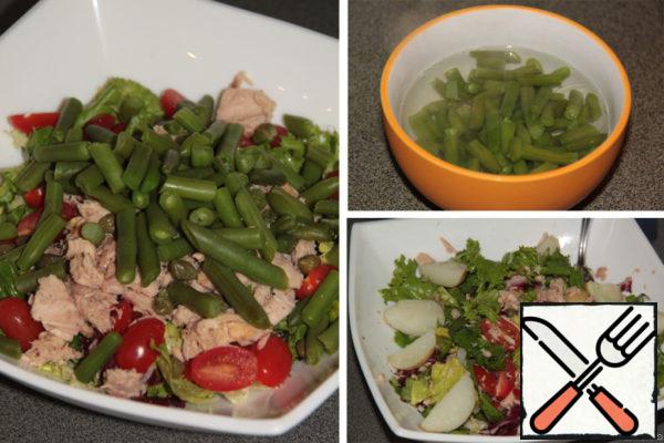 Defrost the beans and pour boiling water over them.
Add the beans and potato slices to the salad.
