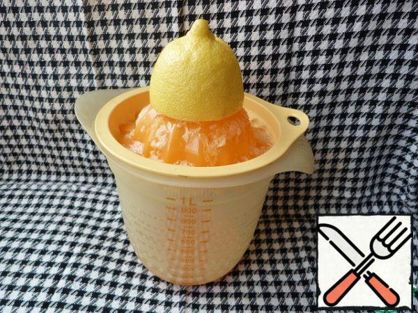 Squeeze lemon juice and sprinkle them with grated apple.
