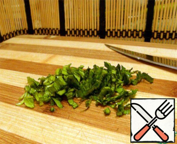 Roll the mint leaves into a tube and finely chop. Put it in the container in which we will prepare the marinade for the salad.
