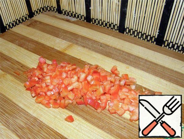 Peel the chili pepper from the seeds and cut into very small cubes.
Add pepper to the grass, add salt, pepper and mix.
Grate half a lemon on a medium grater along with the zest, add to the herbs and pepper. I don't add zest because I don't like the taste of zest.

