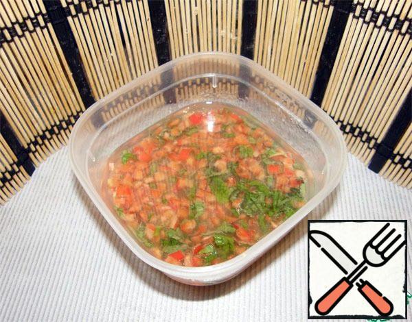 Pour 3 tablespoons of olive oil into the dressing, squeeze the juice from the remaining half of the lemon, taste and, if necessary, season with salt and pepper. Leave to marinate for 15-20 minutes.
