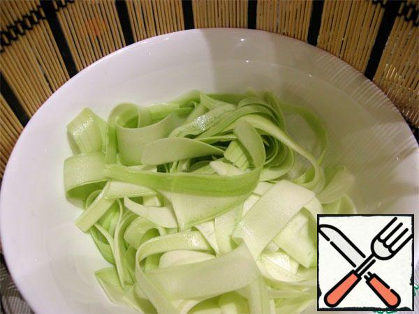 Cut the zucchini into thin strips.
