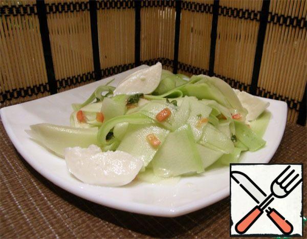 Before serving, mix the zucchini with the dressing and garnish with mozzarella balls.