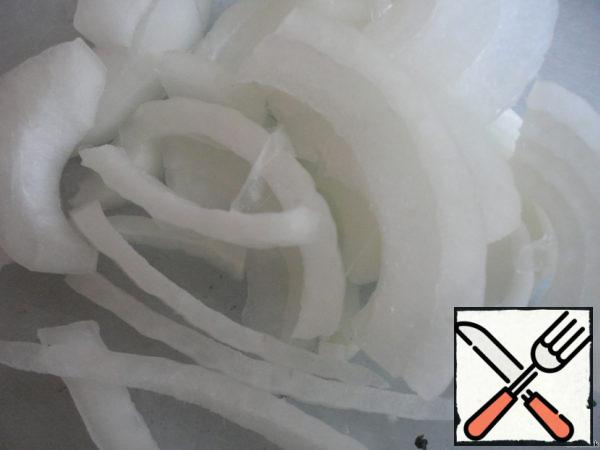 Also cut the onion into half rings.
