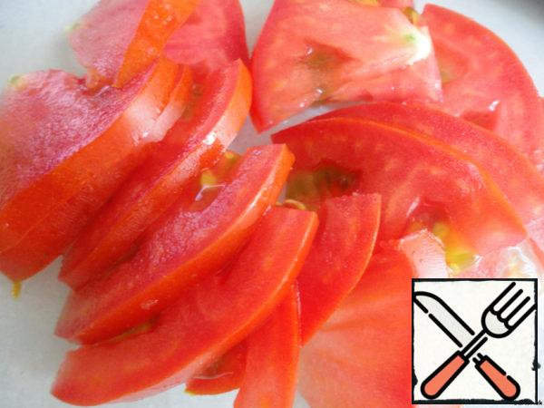 Cut tomatoes.
