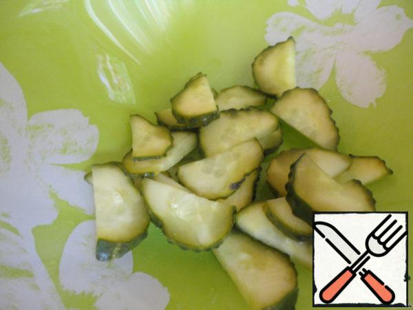 We spread the salad in layers. I put it in two salad bowls. Season each layer with salt (except pickled cucumber) and pepper. In the original recipe, it was also suggested to sprinkle each layer with sugar, but, as I wrote above, I did not dare. The first layer is a pickle.
