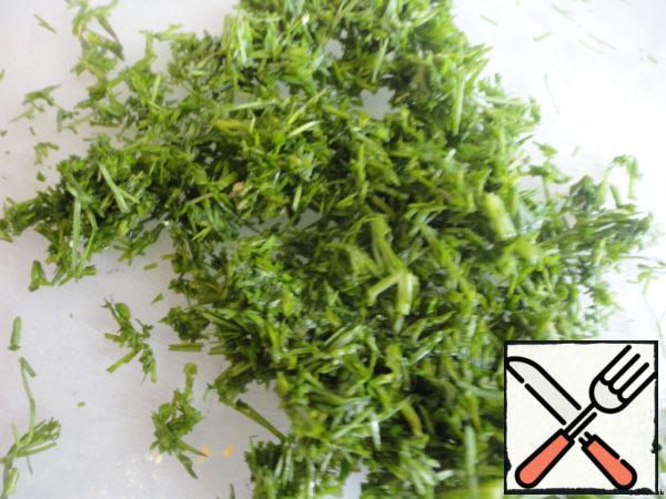 Pour vegetable oil over the salad, finely chop the dill greens.
