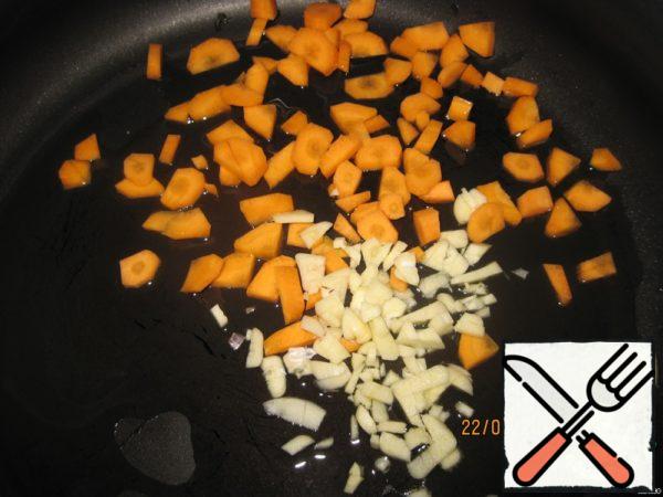 To begin with, fry a couple of crushed garlic cloves in a small amount of vegetable oil (I used olive oil), add chopped carrots and onions, fry until the onion is ready.
