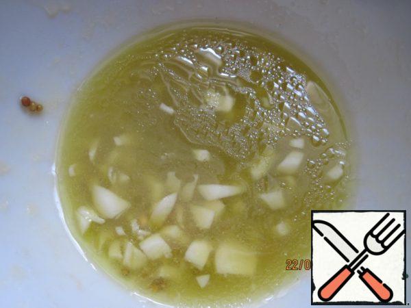 For dressing, mix olive oil, crushed garlic (2 cloves), salt, lemon juice, white wine vinegar, a mixture of Italian herbs and mustard seeds.

