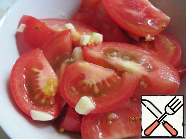 Mix the dressing with chopped tomatoes. Tomatoes are slightly soaked with dressing and give a little juice, both tomatoes and dressing win in taste.
