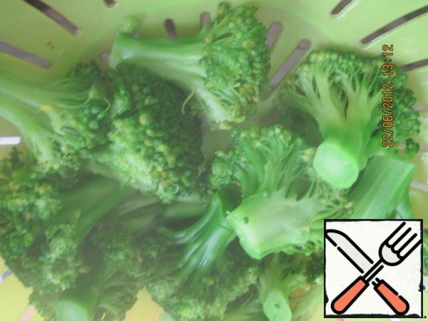 Broccoli, too, boil until tender in salted water, then discard in a colander, let the liquid drain.
