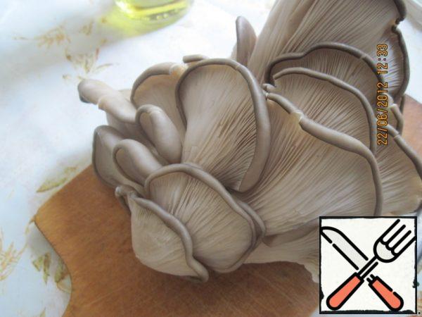 I used oyster mushrooms, but you can take any mushrooms. Oyster mushrooms gain water very much, it is better not to wash them, but to clean them with a knife, and if they are washed, then very quickly so as not to gain a lot of water. Then slice the mushrooms thinly, add to the vegetables and cook for about 15 minutes until the liquid evaporates.
