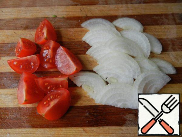 Cherry tomatoes cut into quarters, peel the onion and cut into half rings.
