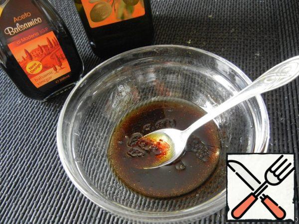 Prepare a gas station. In a small bowl, mix olive oil, soy sauce, vinegar, salt and black pepper. Arugula is washed, dried and spread on a plate, onions are spread on top, then avocado, feta and tomatoes. Pour over the dressing before serving.
