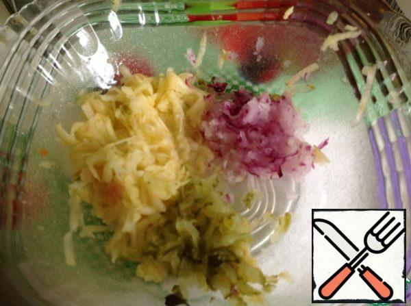 Peel the apple and grate it on a coarse grater, do the same with cucumbers and onions.
