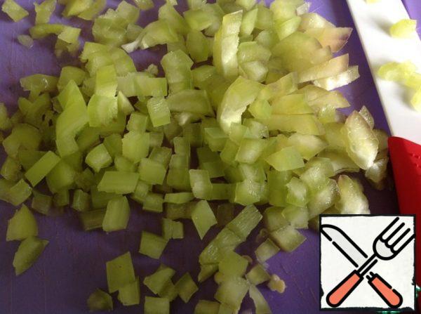 Cut the bell pepper into small cubes and add to the salad.
