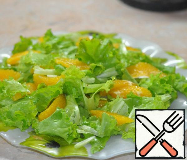 Add the peeled orange slices to the lettuce leaves.
