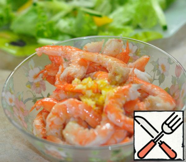 Peel the shrimp.
Prepare the dressing: mix the oil, vinegar, zest, garlic, salt and pepper to taste.
Pour the dressing into a bowl with shrimp and mix well.