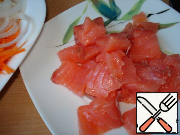 Cut the fish into pieces (fried fish is also tastier).
