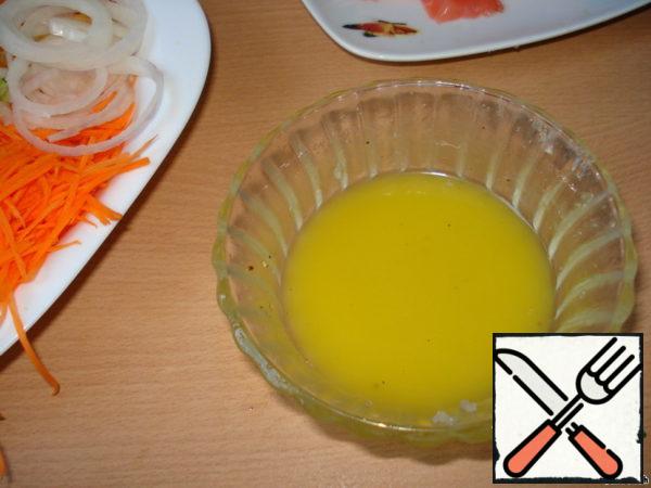 Prepare the dressing. Add salt and pepper to taste, mix everything well.
