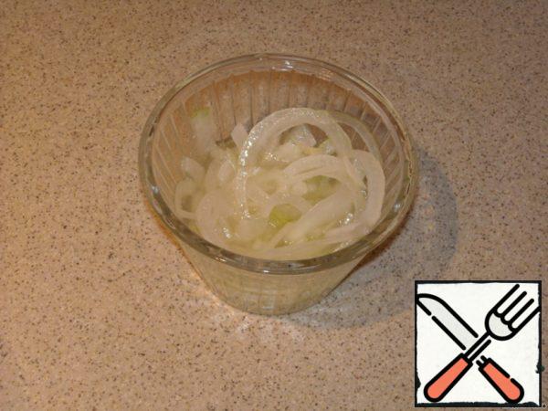 Marinate the onion: cut half of the head into thin half rings, disassemble, scald and immediately pour cold water over it. Put in a bowl, add 1 tsp sugar, 0.5 tsp salt, 1 tbsp 9% vinegar, 1 tbsp vegetable oil. Stir and set aside. While we are cooking the rest of the ingredients, the onion will be marinated.
