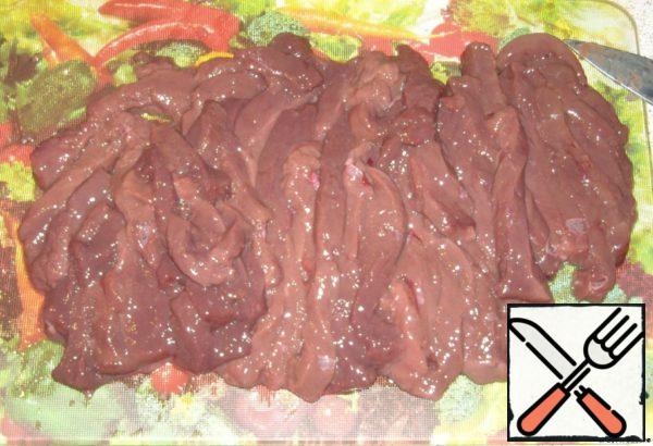 Beef liver is washed, cleaned from films, cut into thin strips.
