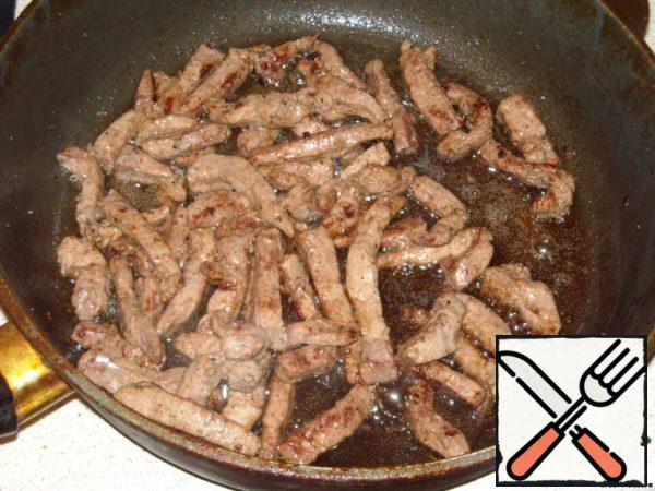 Heat the oil in a frying pan. Add the liver. add salt and pepper to taste. The liver is fried very quickly – 3-5 minutes. In the roasting process, it is often necessary to intervene.
