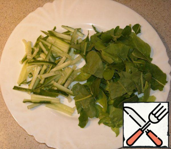 Cut the cucumber into cubes, tear the arugula into arbitrary slices.
